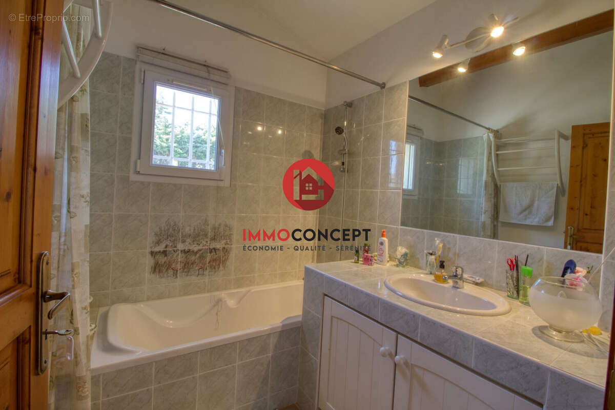 Salle de bains - Maison à PUJAUT