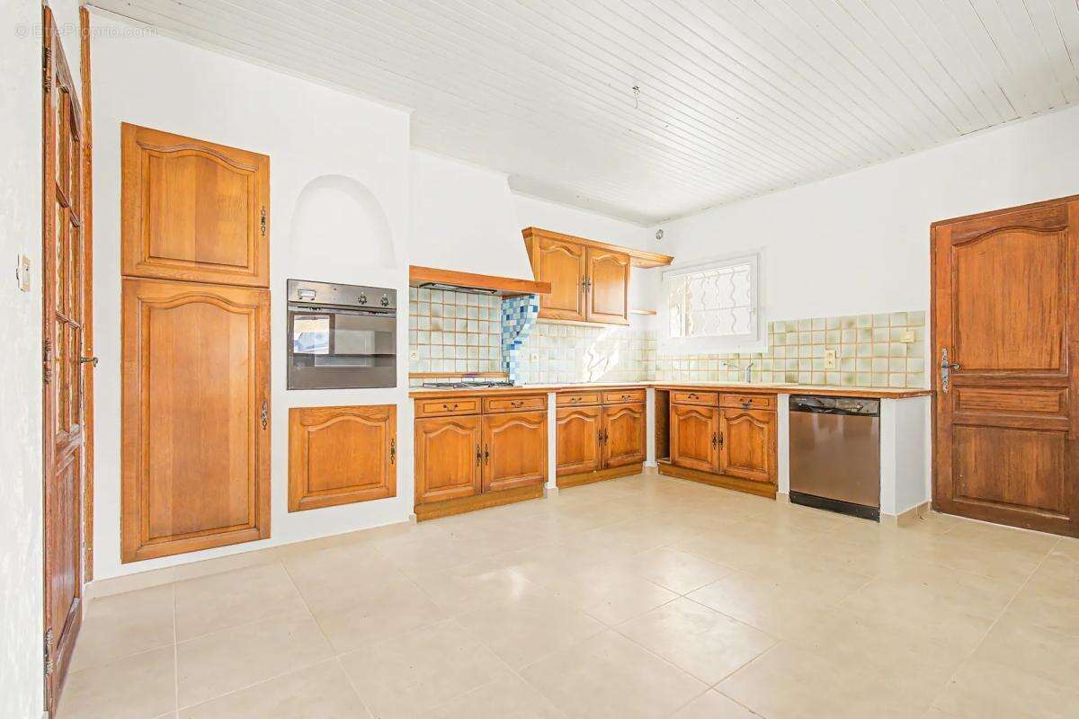 Maison à ENTRAIGUES-SUR-LA-SORGUE