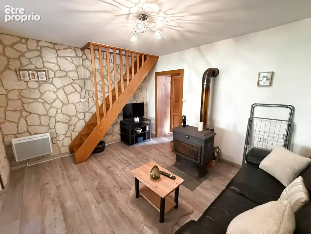 Vente maison de village rénovée, mitoyenne par l'arrière, sur terrain de 7,07 ares LA LONGINE - photo 11
