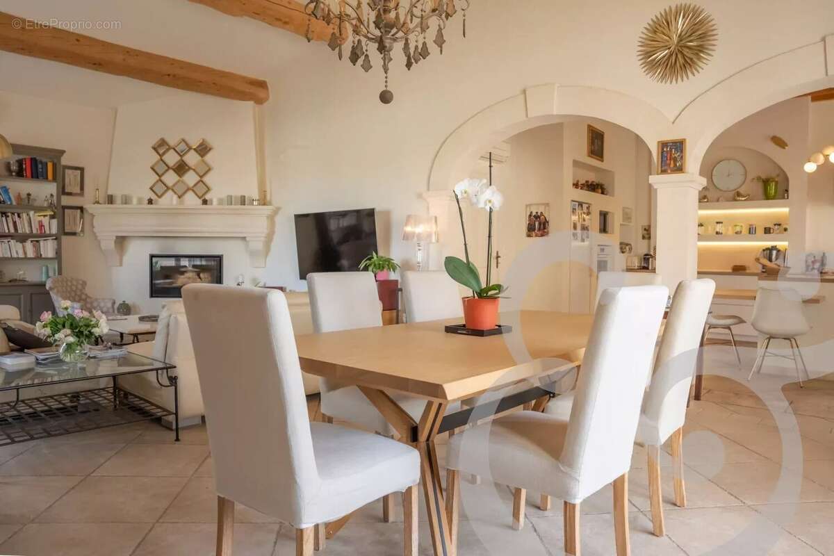 Maison à FONTVIEILLE