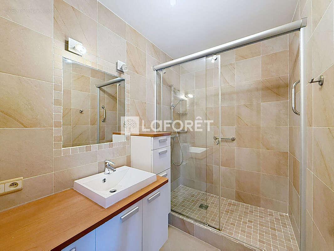 Appartement Marseille 4 pièce(s) 75 m2 SAINT TRONC Résidence le FONTENOY. - photo 4