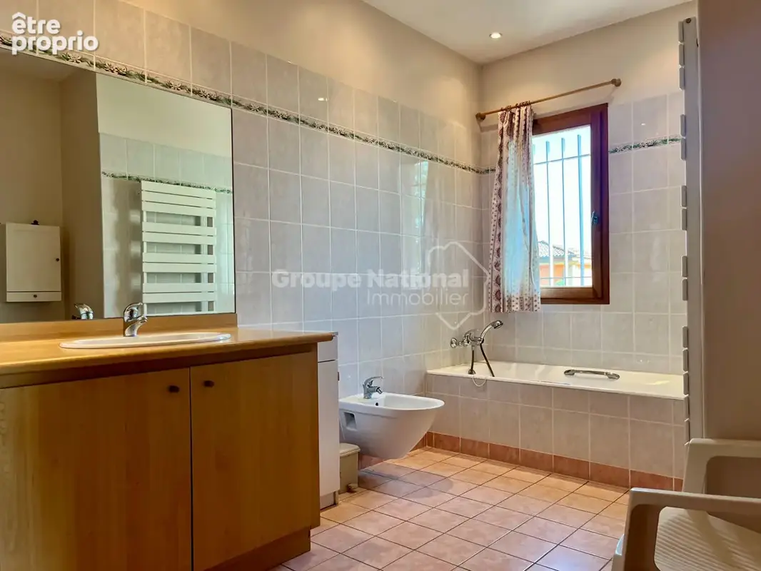 Maison avec vue, Villeneuve-Les-Avignon 7 pièce(s) 268.99 m2  sur terrain de1369 m2 avec piscine et double garage - photo 11