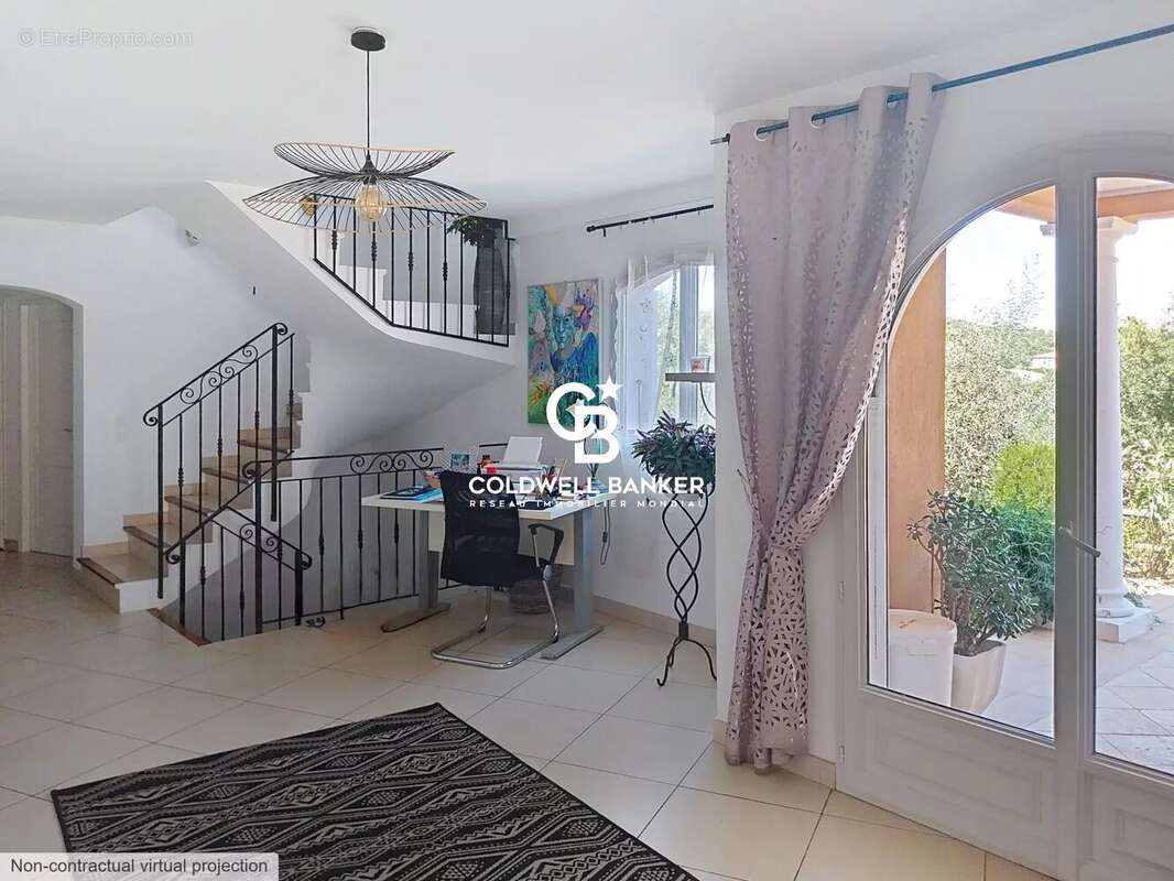Saint-Aygulf – Élégante propriété familiale avec appartement indépendant, piscine et cadre naturel d'exception. - photo 11