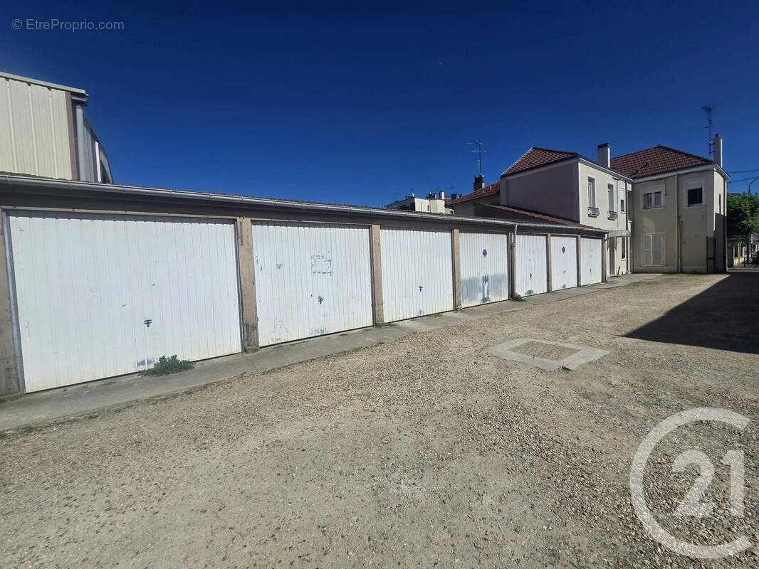 Parking à SAINT-MAUR-DES-FOSSES
