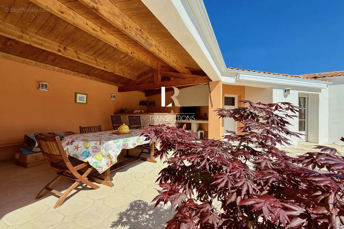 Lagord - Maison de plain pied sur jolie parcelle avec piscine, garage et stationnements - photo 14