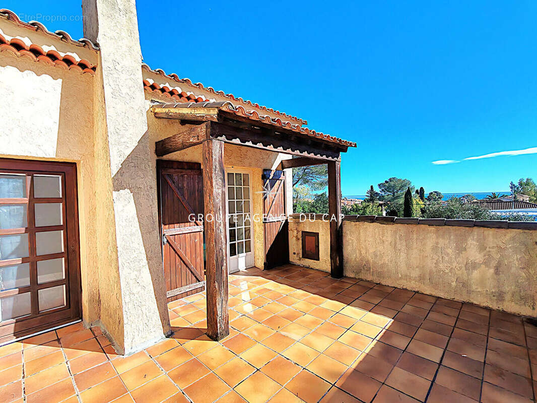 A vendre villa 6 pieces 4 chambres solarium avec apercu mer piscine a proximite du centre ville de saint aygulf - photo 3