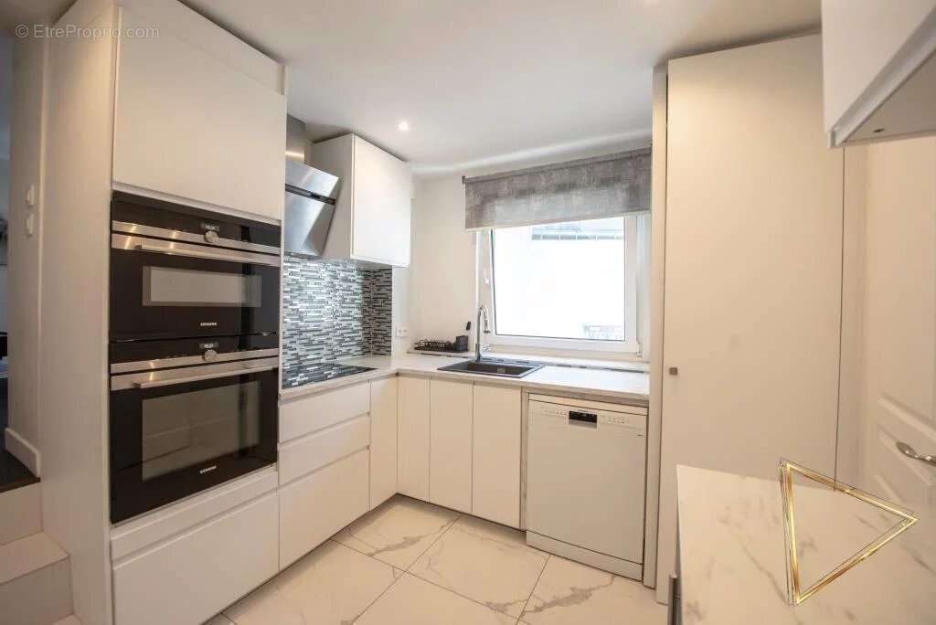 Appartement à PARIS-1E