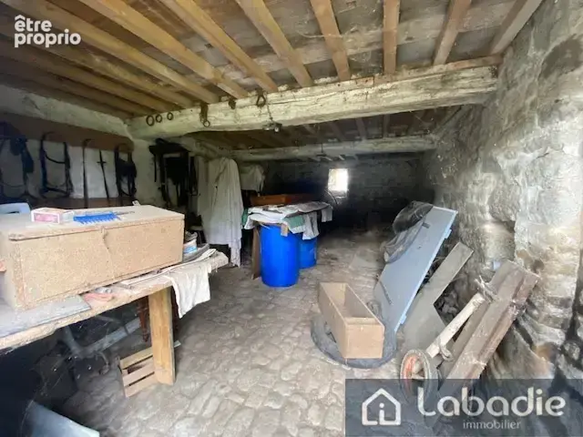 A proximité d'un bourg tous commerces, un beau bâtiment en pierres à rénover, terrain de 3128m2. - photo 16