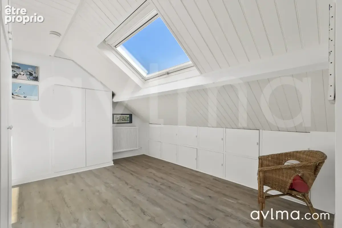L'impression d'une maison  au dernier étage d'une résidence arborée. - photo 13