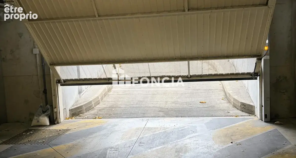 St Genis Pouilly  :  Dans résidence sécurisé garage en sous sol de 15.54m2 - photo 5