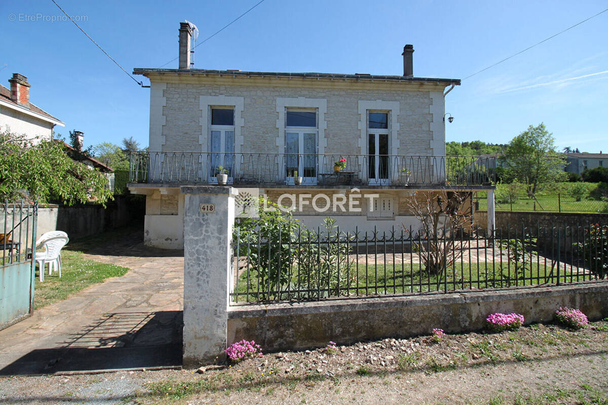 Maison à JAVERLHAC-ET-LA-CHAPELLE-SAINT-ROBERT