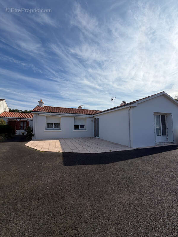 Challans - maison 2 chambres avec garage et dependance - photo 3