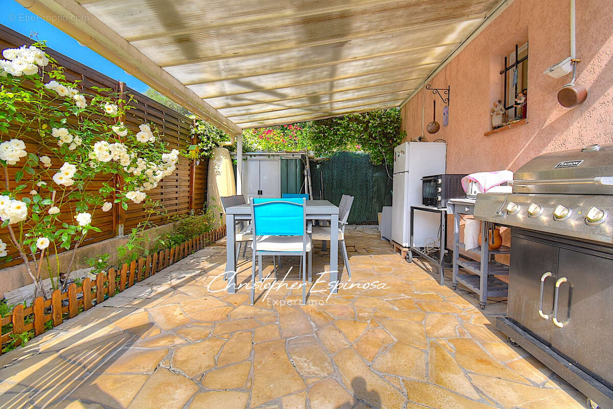 Antibes, villa jumelée de 88m2, terrain de 180m2, garage et parking privé. - photo 3