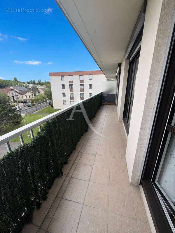 Appartement à VAUJOURS