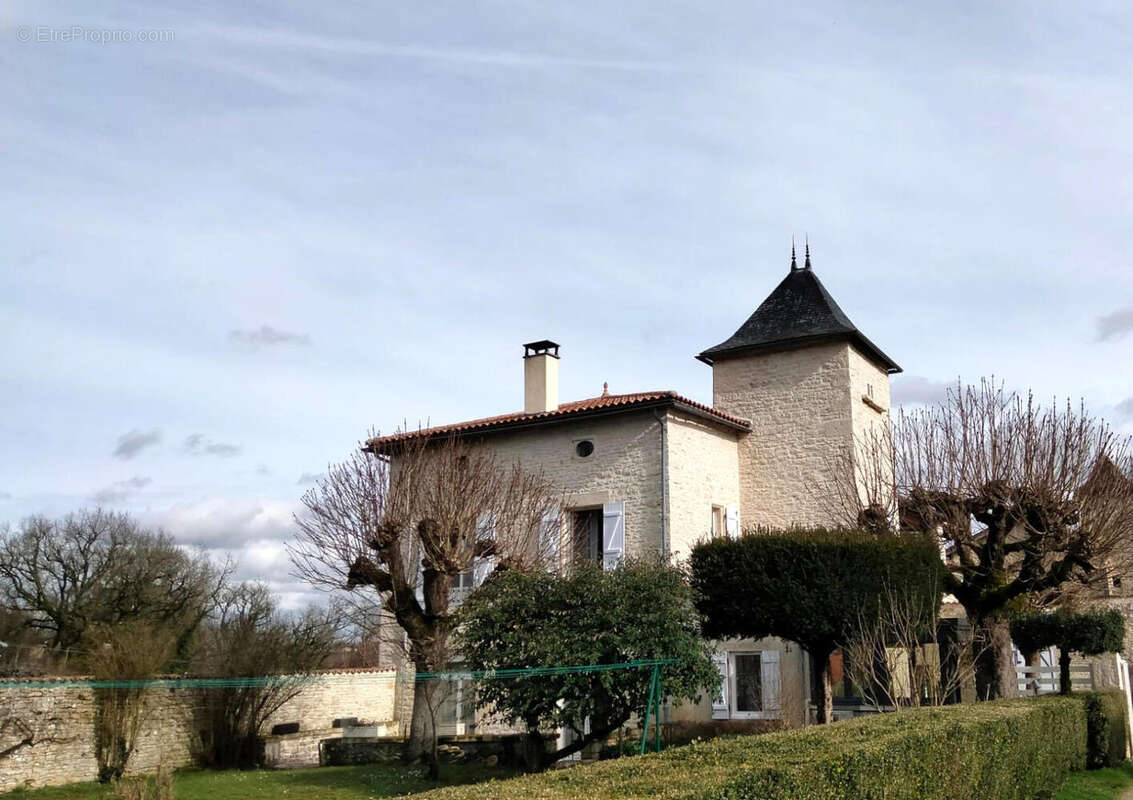 OVERVIEW - Maison à BARRO