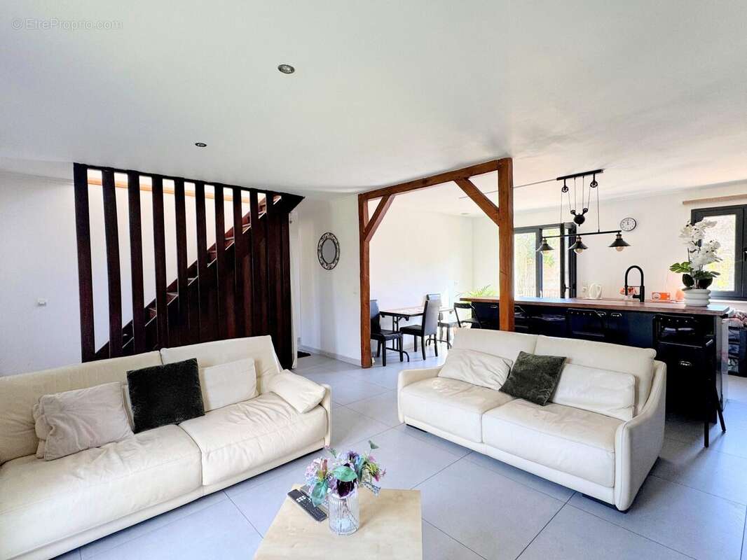 Maison à LE MESNIL-SAINT-DENIS