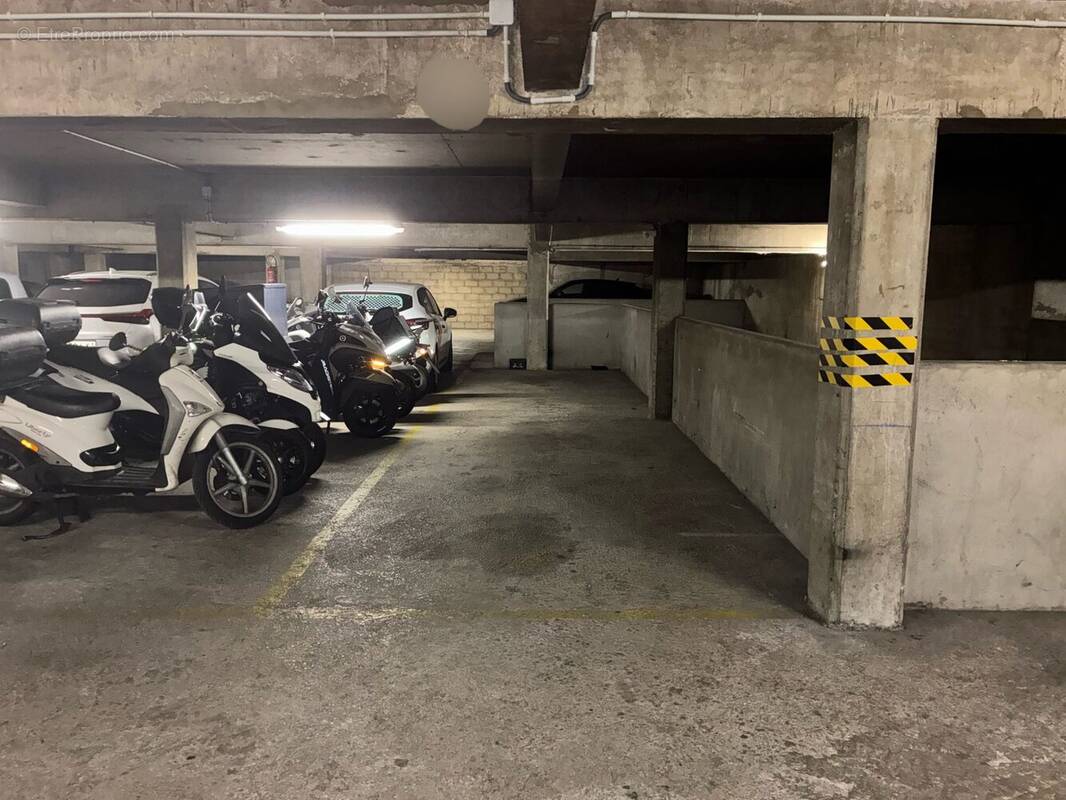 Parking à PARIS-11E