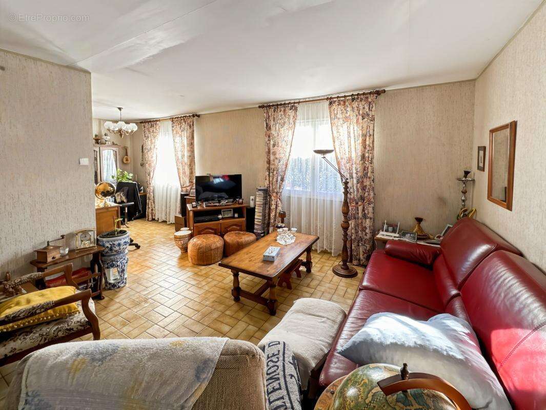 Maison à LEGUILLAC-DE-L'AUCHE