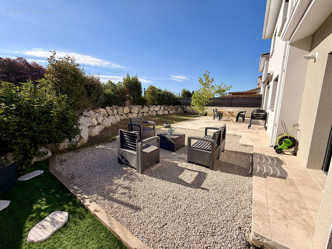 Beauvallon village. rare. maison de 90 m2 recente 2019. 3 chambres. garage. sur parcelle 350 m2 close . - photo 3