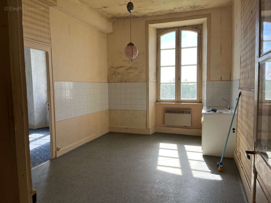 Coussac Bonneval, immeuble de 5 appartements, dépendances et terrain - photo 21