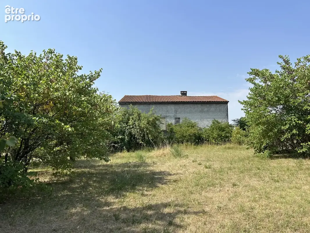 À CHÂTEAUBERNARD, à proximité immédiate d'Auchan   un projet immobilier aux multiples possibilités ! - photo 2