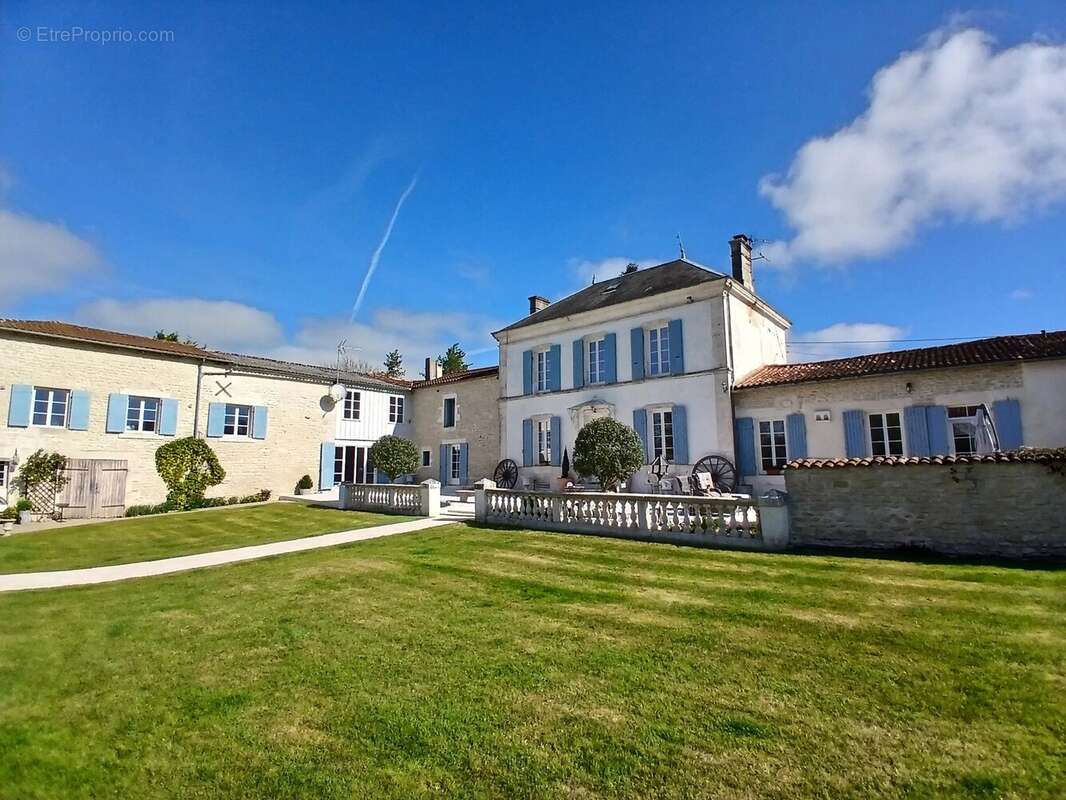 Maison à SAINT-JEAN-D'ANGELY