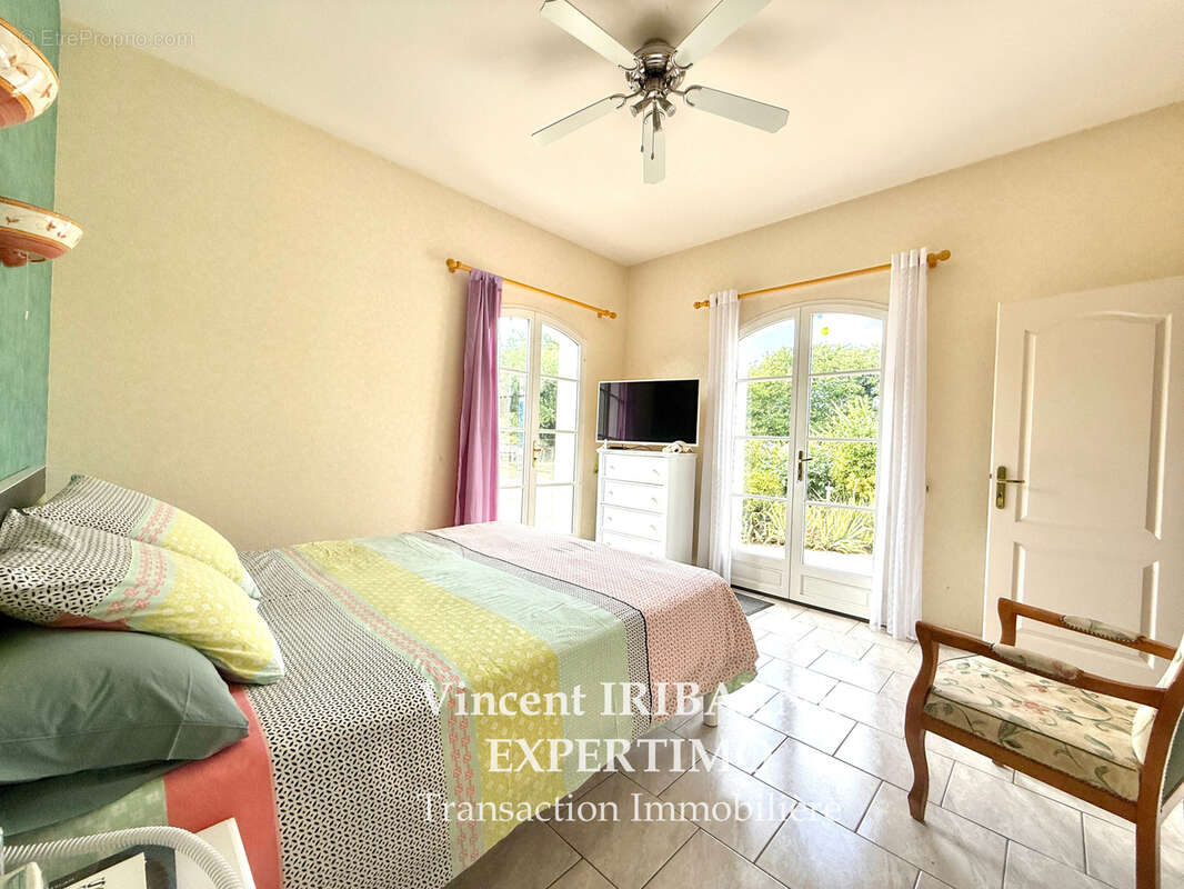 Propriété avec 4 Chambres, Double Garage sur un terrain de 6 800 m2 - photo 8