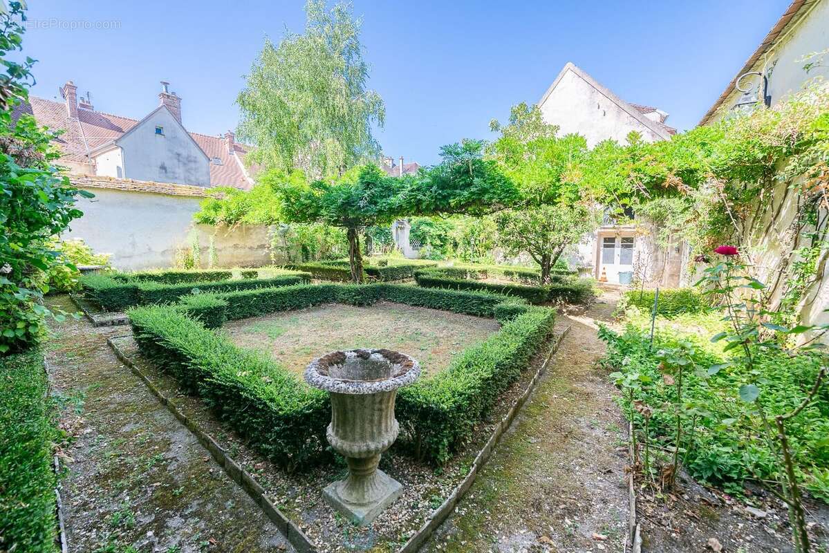 Au cur de la charmante cité médiévale de Moret-sur-Loing ! - photo 2
