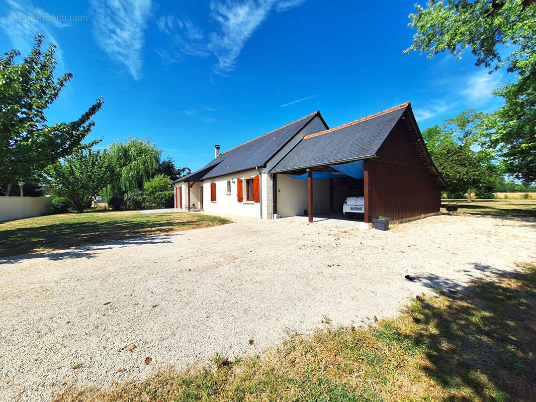 Maison à AMBILLOU