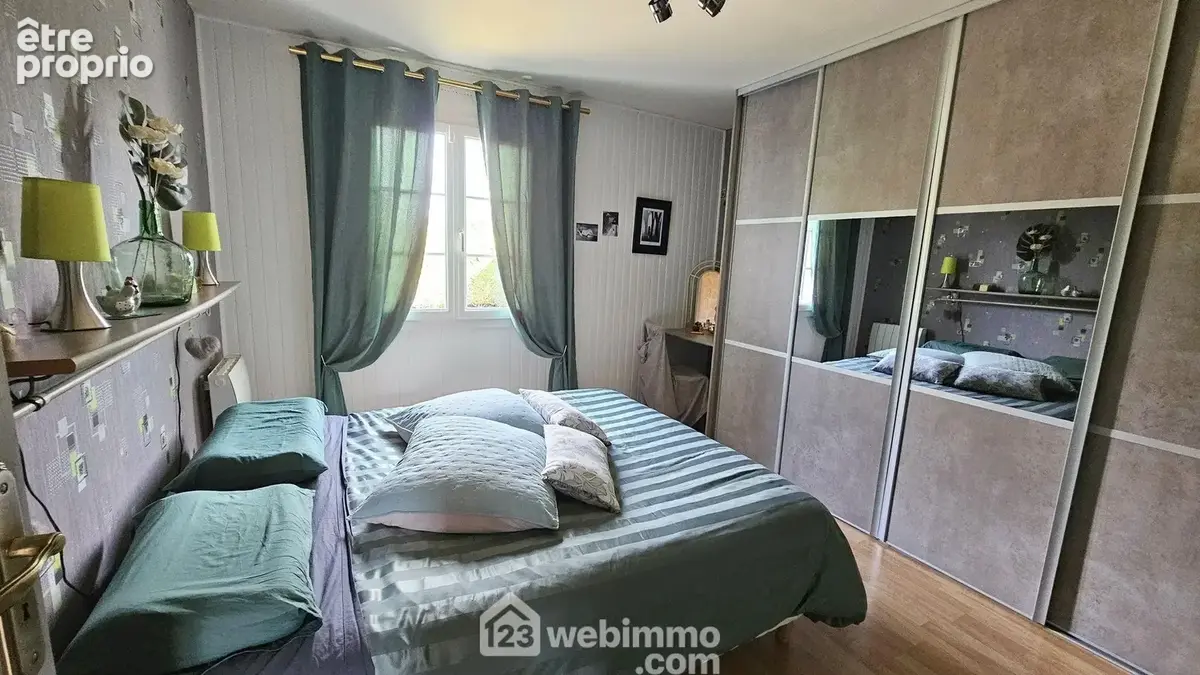 Au RDC, une chambre de 12 m² avec son dressing.