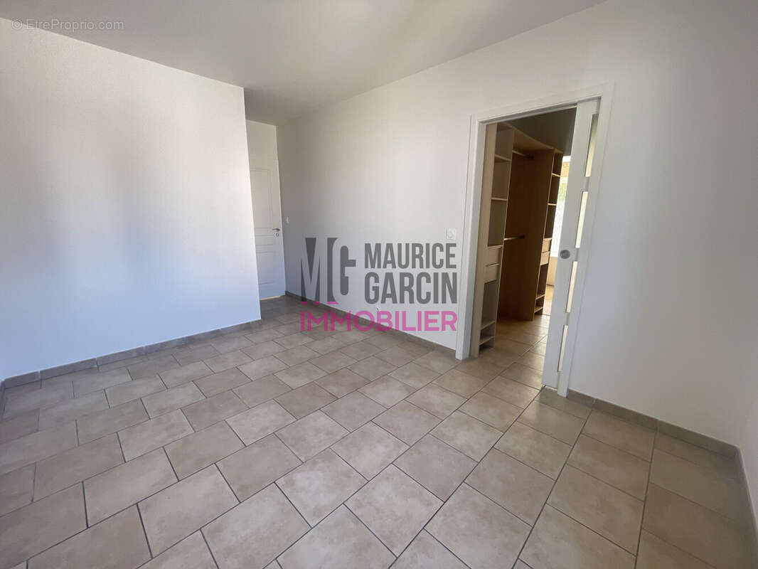 Maison à ENTRAIGUES-SUR-LA-SORGUE