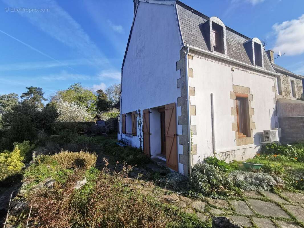 Maison à LA ROCHE-DERRIEN