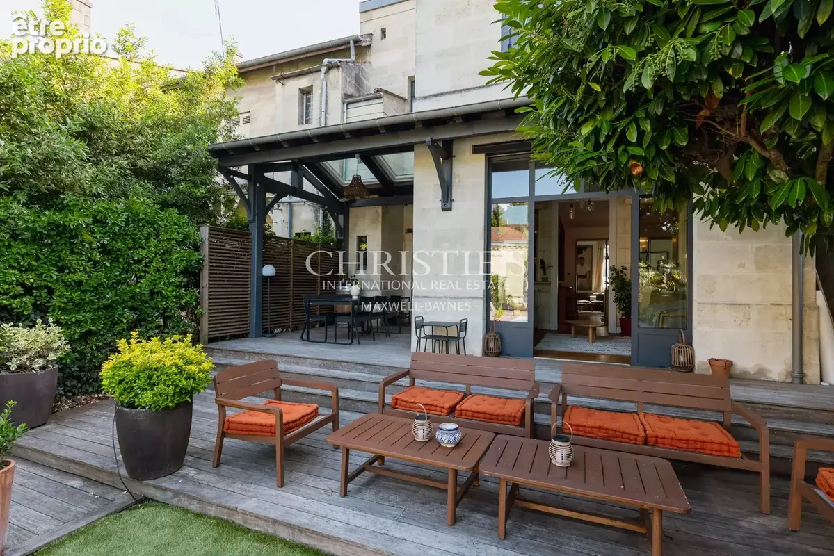 Maison de maître rénovée avec maison d'invités, piscine et garages - photo 5