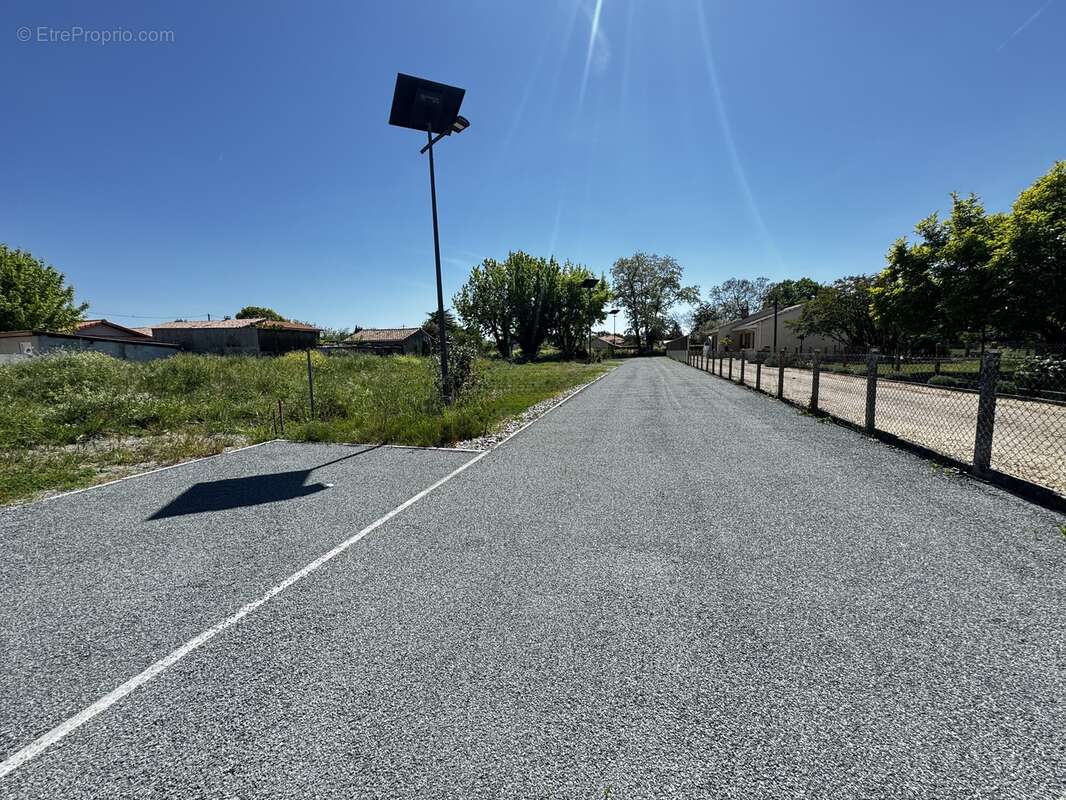 Terrain à AMBARES-ET-LAGRAVE