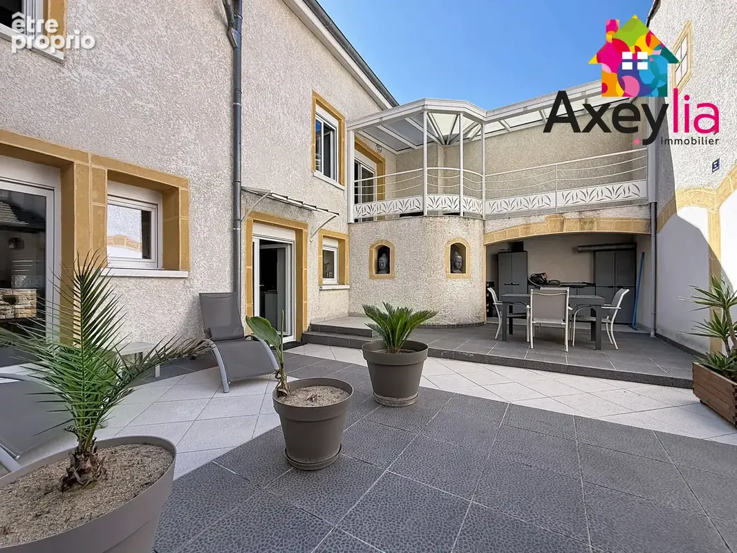 A vendre - roanne centre - maison de ville rénovée avec grande cour, terrasse couverte et cave - photo 10