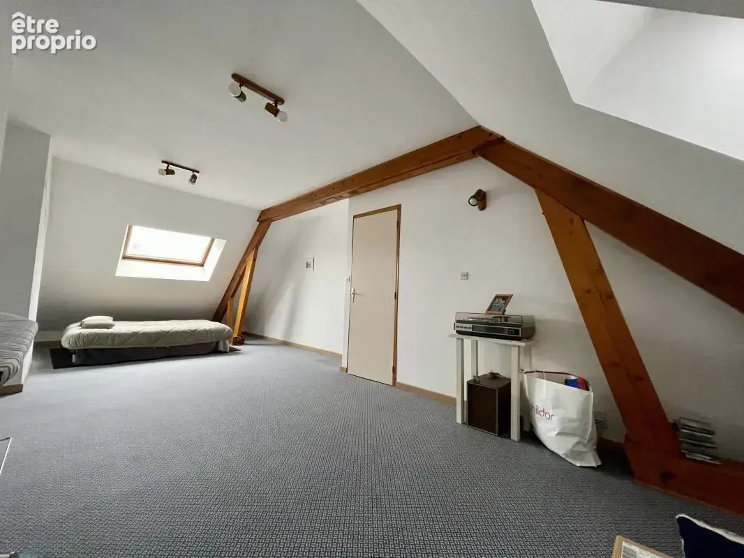 Maison au calme avec grand terrain et beau potentiel - photo 13