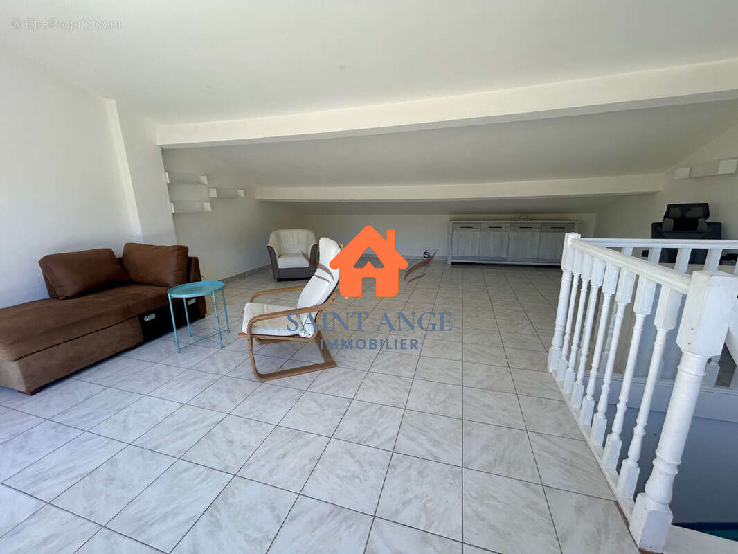 Appartement à COLLOBRIERES