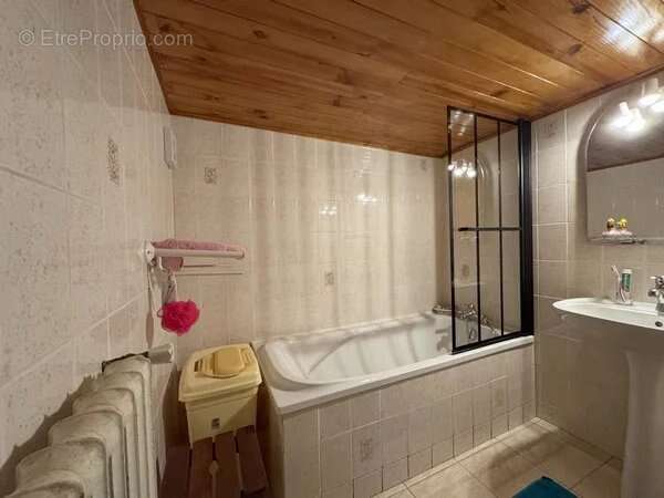 Maison avec garage et jardin attenant - photo 18