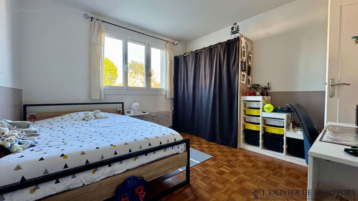 Appartement à NEAUPHLE-LE-CHATEAU