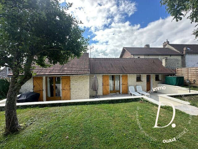 Maison avec terrasse. - Maison à CIVIERES