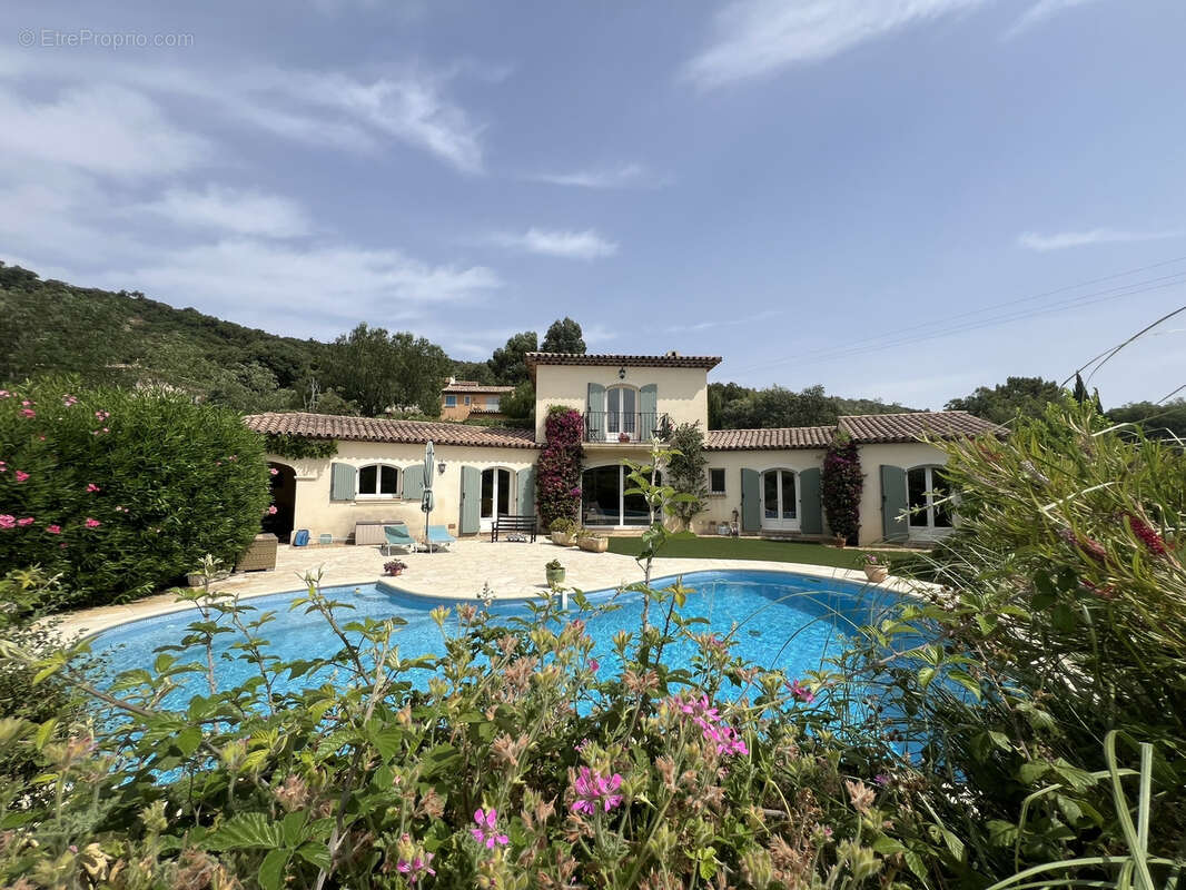Villa au coeur d'un jardin de 2 180 m2 avec piscine & garage - photo 22