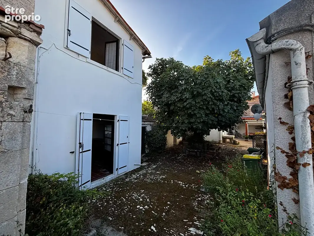 Ensemble de charme à rénover avec fort potentiel, au coeur du village - photo 2