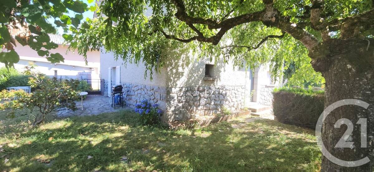 Maison 170 m² à Le Rouget  - photo 4