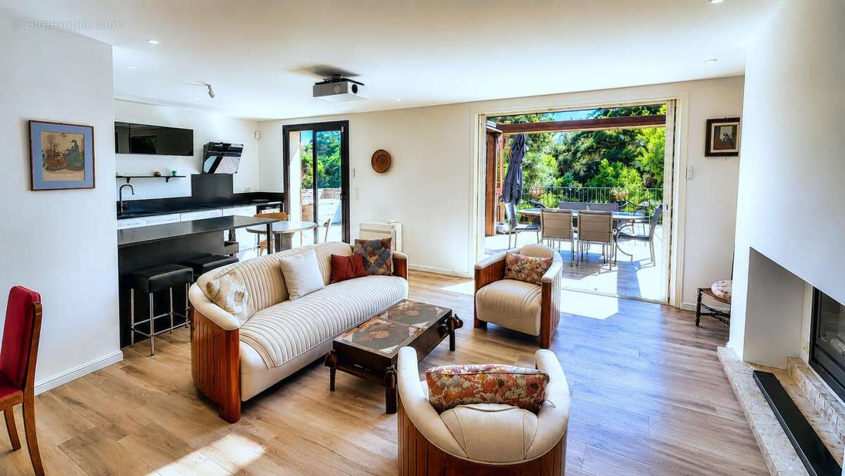 Maison 5 pièces / 106 m² / Studio /1 400 000 EUR / BORMES-LES-MIMOSAS - photo 5