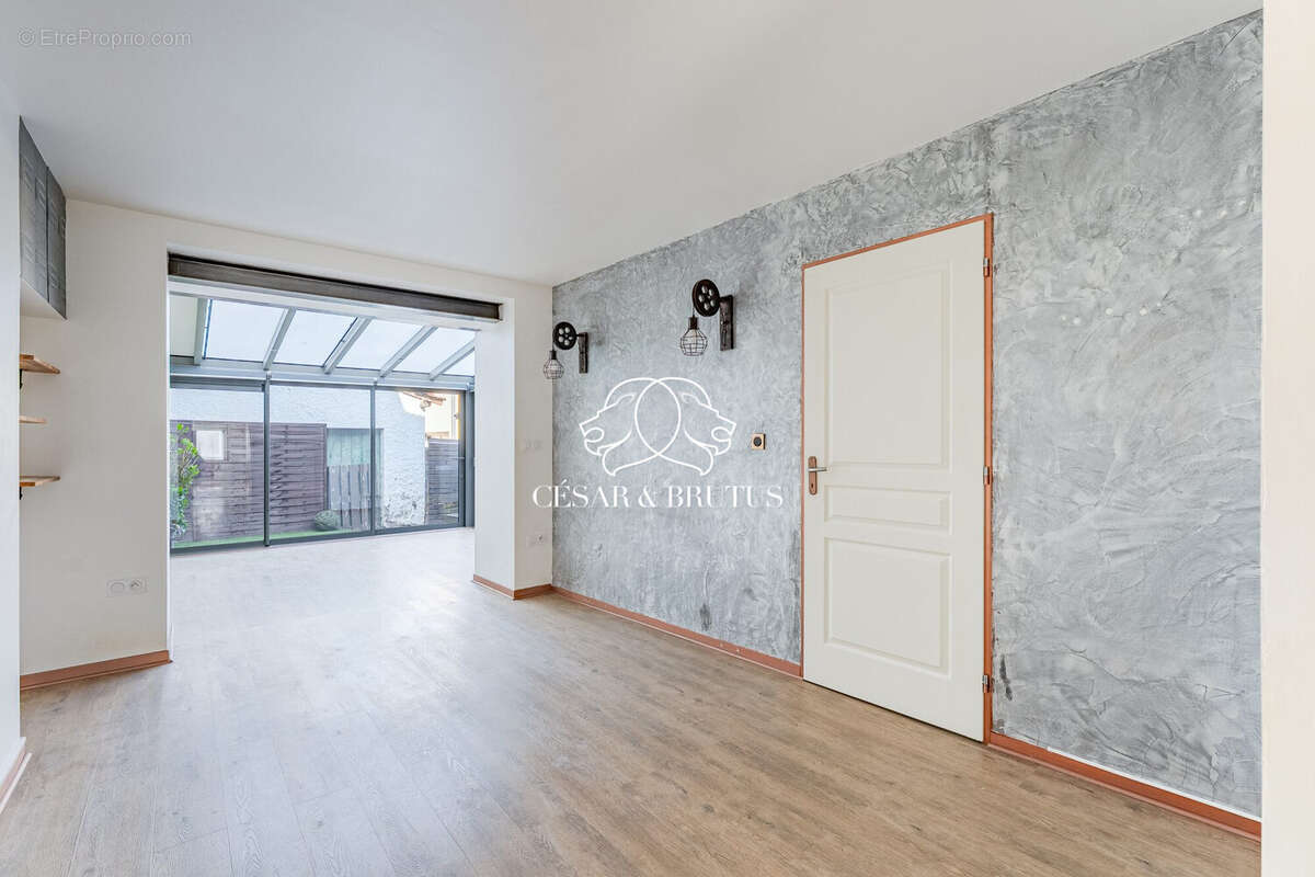 Appartement à LA TOUR-DE-SALVAGNY