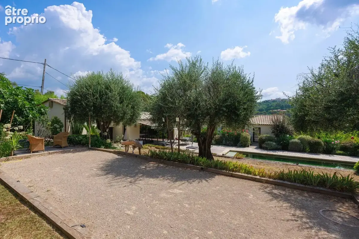 MOUGINS - Élegante bastide renovée de 1887  – Quartier résidentiel au calme à proximité des commerces - photo 9