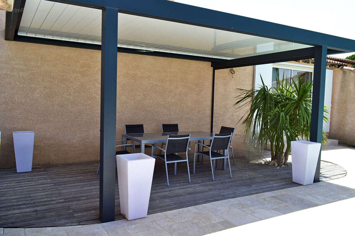 Maison avec piscine dépendances et garages - photo 10