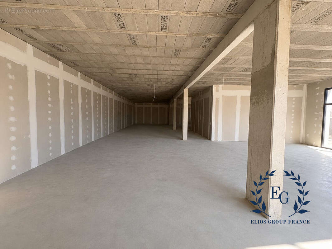 Commerce 250 m² à Saint-Maximin-La-Sainte-Baume  - photo 5