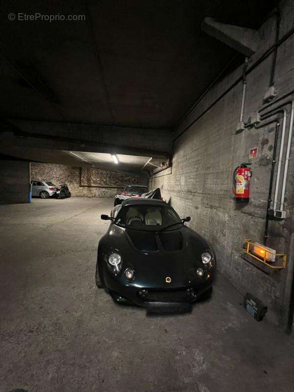 Parking à PARIS-17E