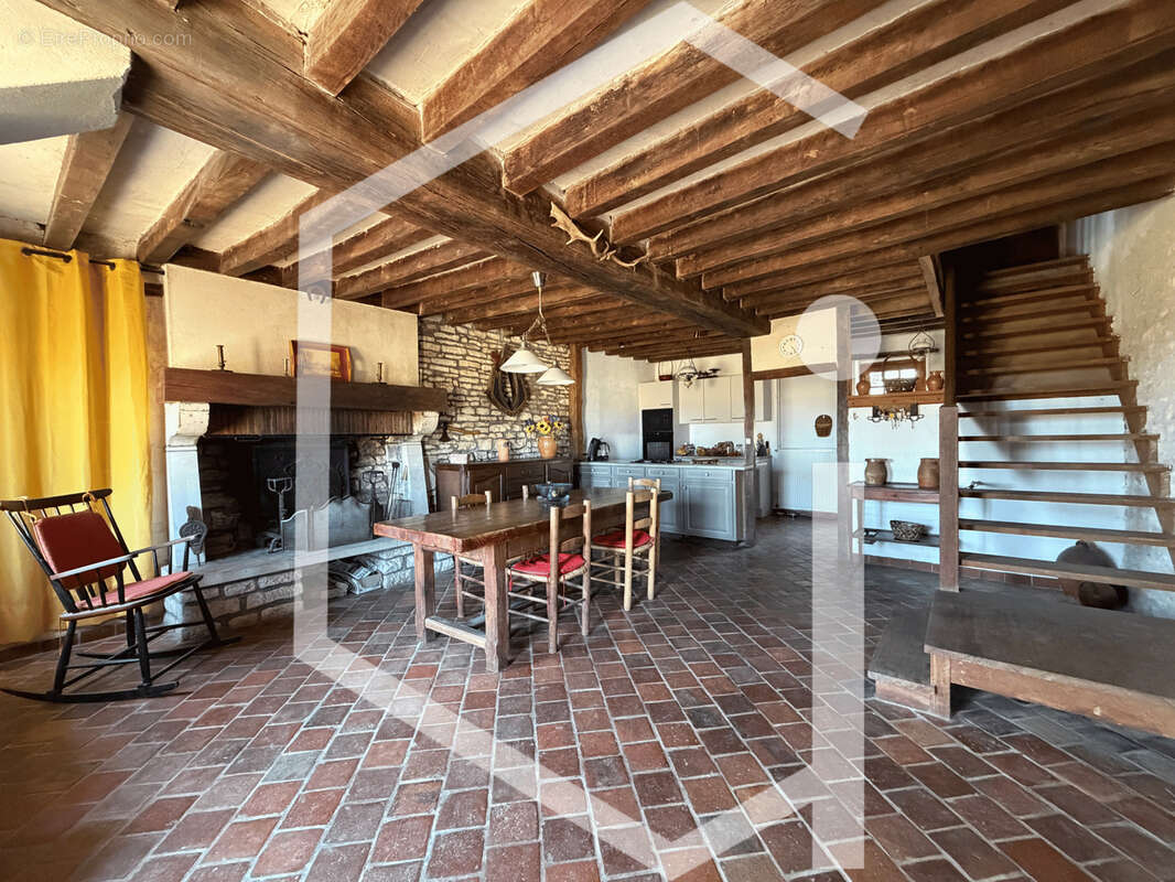 Maison de charme avec dépendances et terrain clos - photo 2